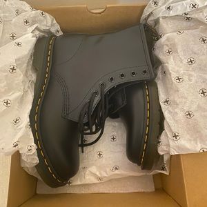 NWT DR.MARTENS W